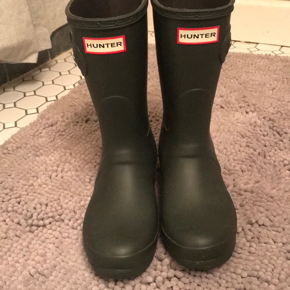 Matte green hunter short rain boots